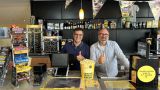„Demokratie auf der Leinwand“: Thorsten Kehl (links), Programmbereichsleiter der vhs Neumünster, und Massimiliano Coppola, Theaterleiter des CineStar Neumünster, laden am 2. Oktober zur Langen Nacht der Demokratie ins CineStar ein.